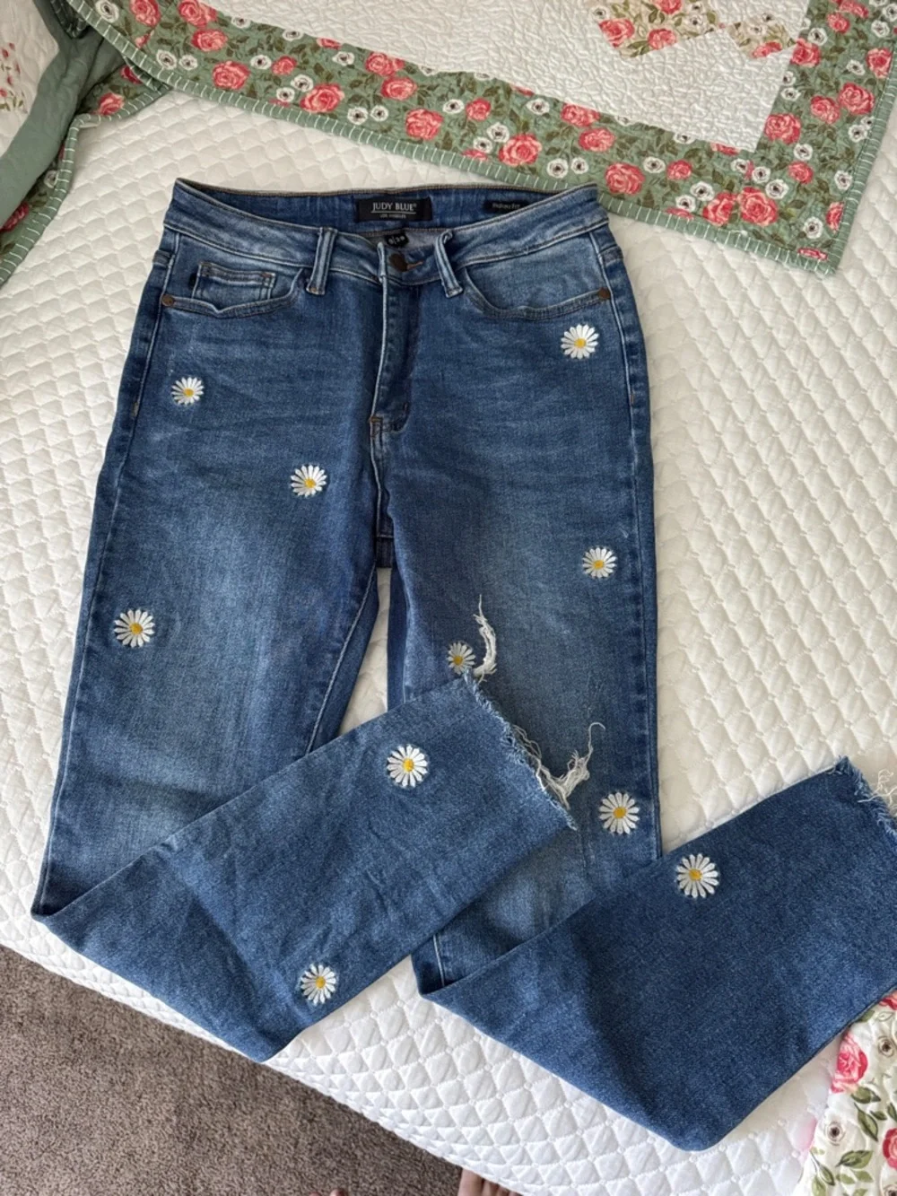 Judy Blue Medium Blue Skinny Jeans with White Daisy Embroidery - Picture 1 of 6